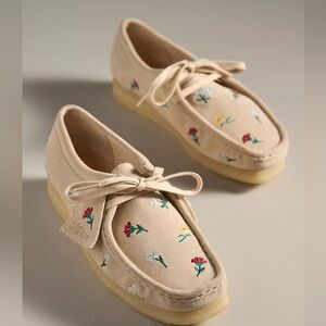 Clarks Wallabee Boot Lace Up Chukkas In Taupe Floral Embroidery Size 8.5 Anthro